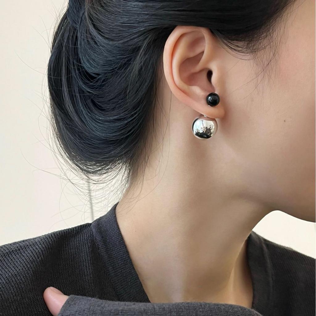 Black and silver contrasting geometric black agate double ball metal ball earrings S925 silver needle two stud earrings