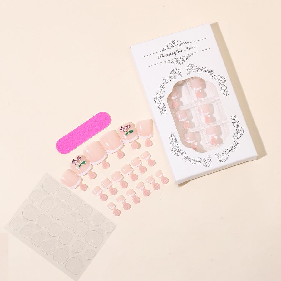 

Трендовые ногти на ногах с французским кончиком ручной работы и стразами в виде свежей вишни