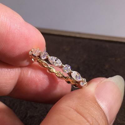 Huitan Zirkonia Ringe für Frauen Gold Farbe Einfache Stilvolle Neu Gestaltete Ringe Elegante Temperament Schmuck Zubehör