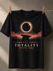 Totalità Spagnola 2026 Eclissi Solare Sopra Nuvole Rosse Orizzonte Oceanico E Sagoma della Spagna T-shirt Grafica Unisex Tutte le T-shirt