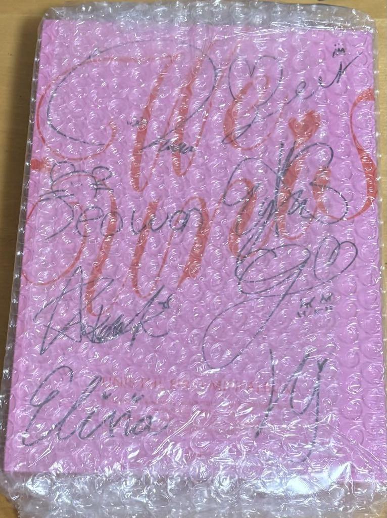 [USED] Rare WE UNIS limited edition album autographed by all members