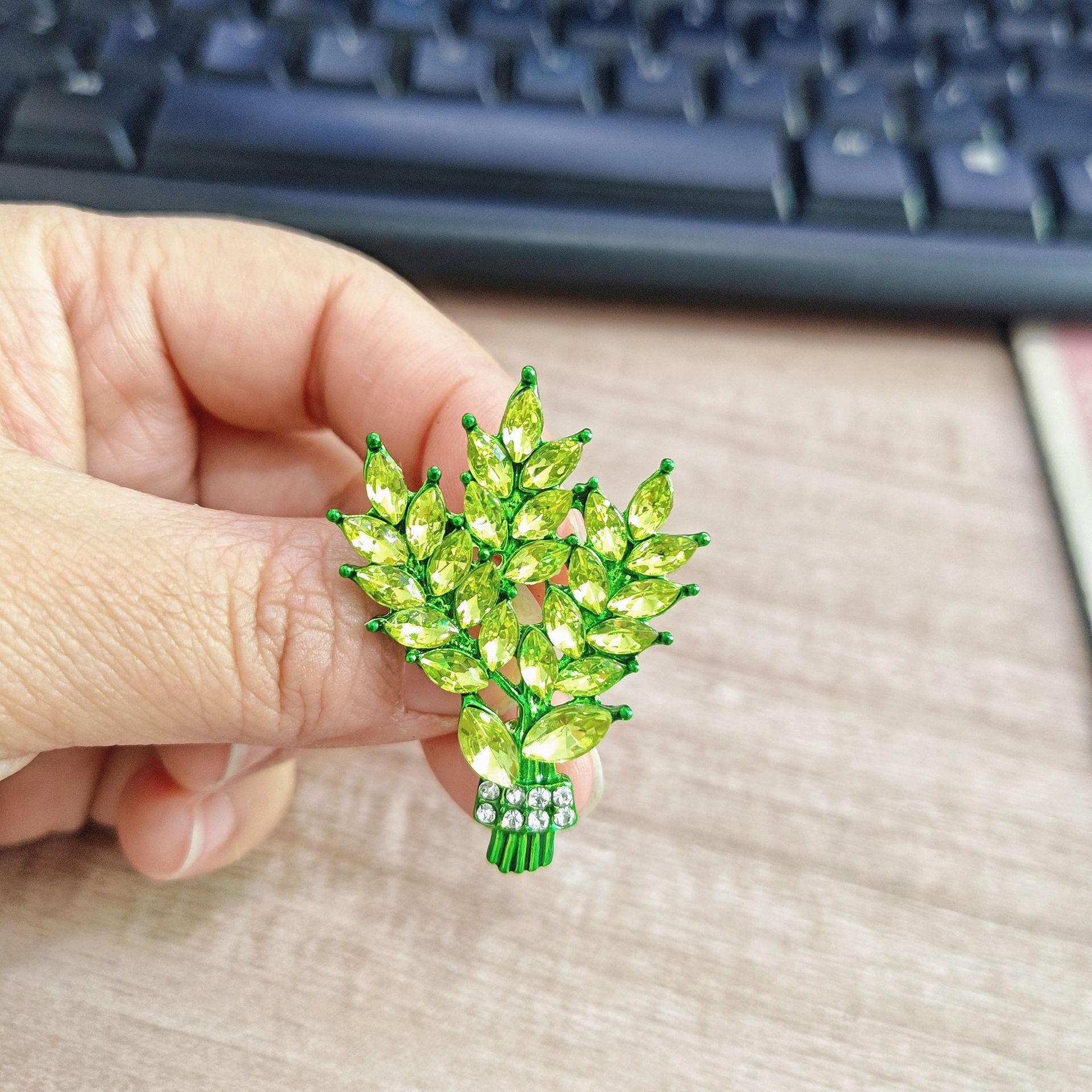 

Универсальная брошь «Лаванда»: Новая конструкция булавки для воротника защитного костюма.