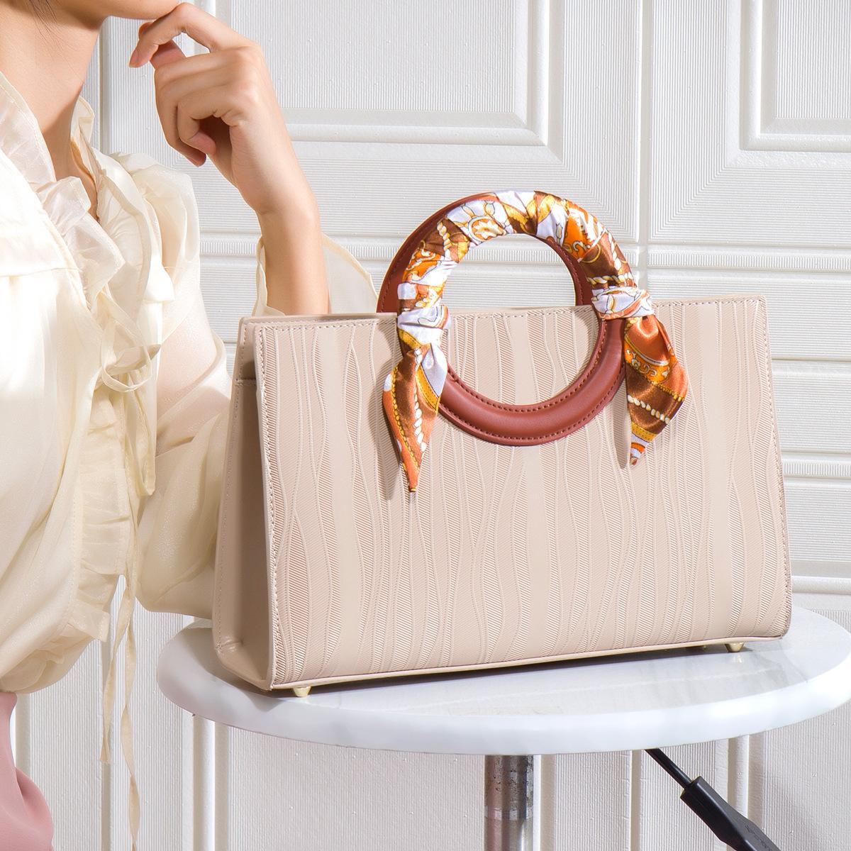 Сумка мамы 2024 новая модная нишевый дизайн большая вместительная наплечная сумка-тоут свадебная сумка для женщин бежевый