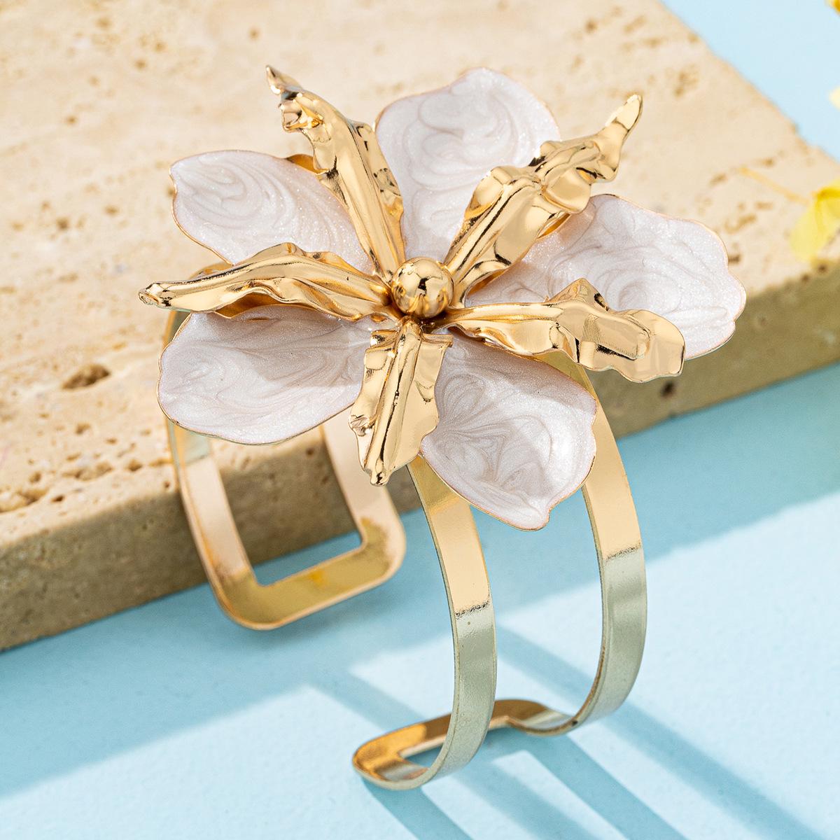

Trendy Irregular Oversized Floral Bracelet - Exaggerated Petals Vacation Style for Women білий
