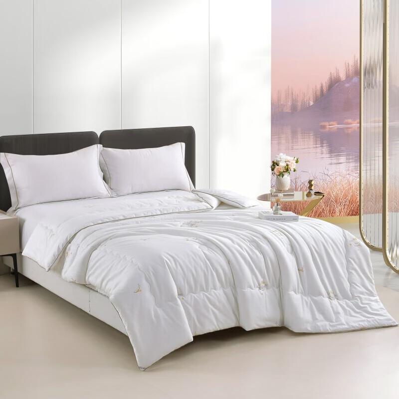 Playboy Cotton Soybean All-Season Quilt