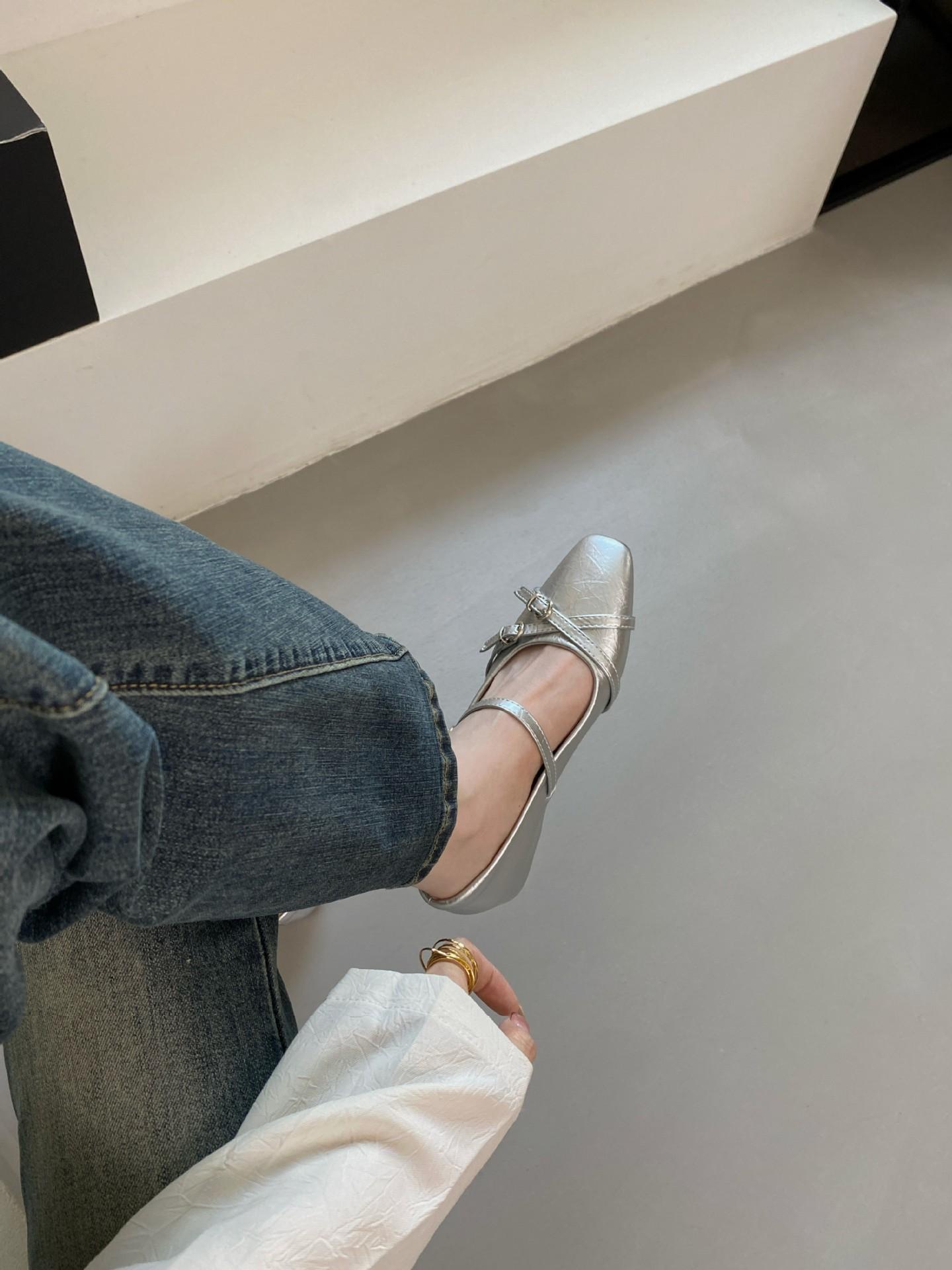 

Cross-strap retro single shoes women s French fashion women s shoes soft soles are not tired, and the feet are worn outside. High-end Mary Jane sh 40 серебряный