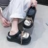 Mode 2025 Niedliche Cartoon-Sandalen mit dicker Sohle Damen Sommer zum Schnüren Eva Clogs Gartenschuhe Frau Rutschfeste Plateau-Strandsandalen Weiblich