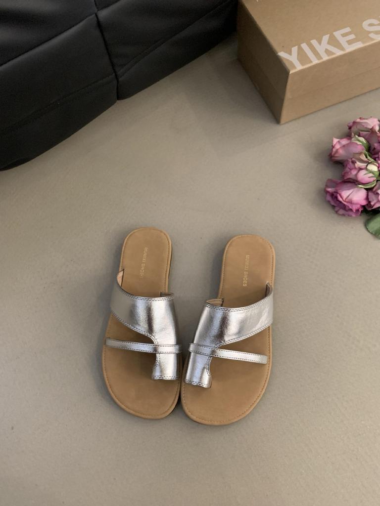 Korean Version of Retro Toe Slippers Women's Summer Wear 2025 New Niche Flat-bottomed Soft-soled Beach Sandals