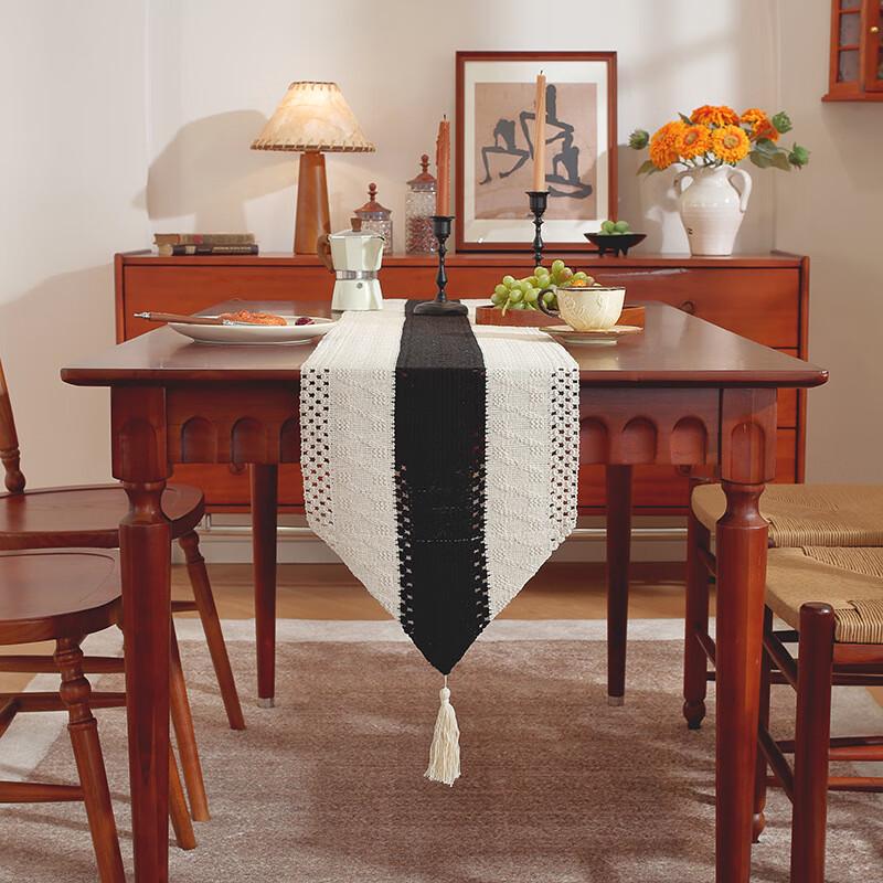 Nordic Style Spliced Tassel Table Runner