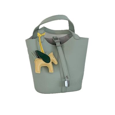 Eine frische und einfache handgehaltene Gemüsekorb-Tasche, eine modische und ausgefallene Bucket-Bag und eine vielseitige Umhängetasche