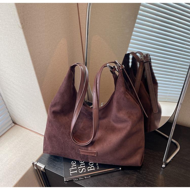 

Stylish and large-capacity high-end underarm bag women s bag new simple tote bag versatile messenger bag темно-коричневого