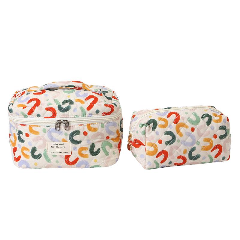 Large Capacity Quilted Floral Makeup Bag - Portable Cotton Toiletry Handbag with Cute Flower Design for Students