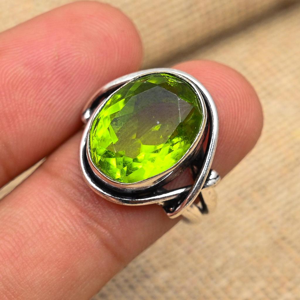 Bezaubernder handgefertigter Schmuckring aus 925er Sterlingsilber mit Peridot-Edelstein für Frauen