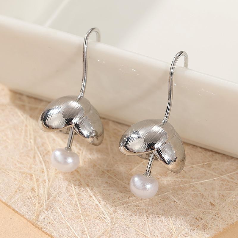 Vintage Imitation Pearl Flower Shaped Silvery Plated Dangle Earrings for Women Elegant Exquisite Banquet Wedding Jewelry Crafts