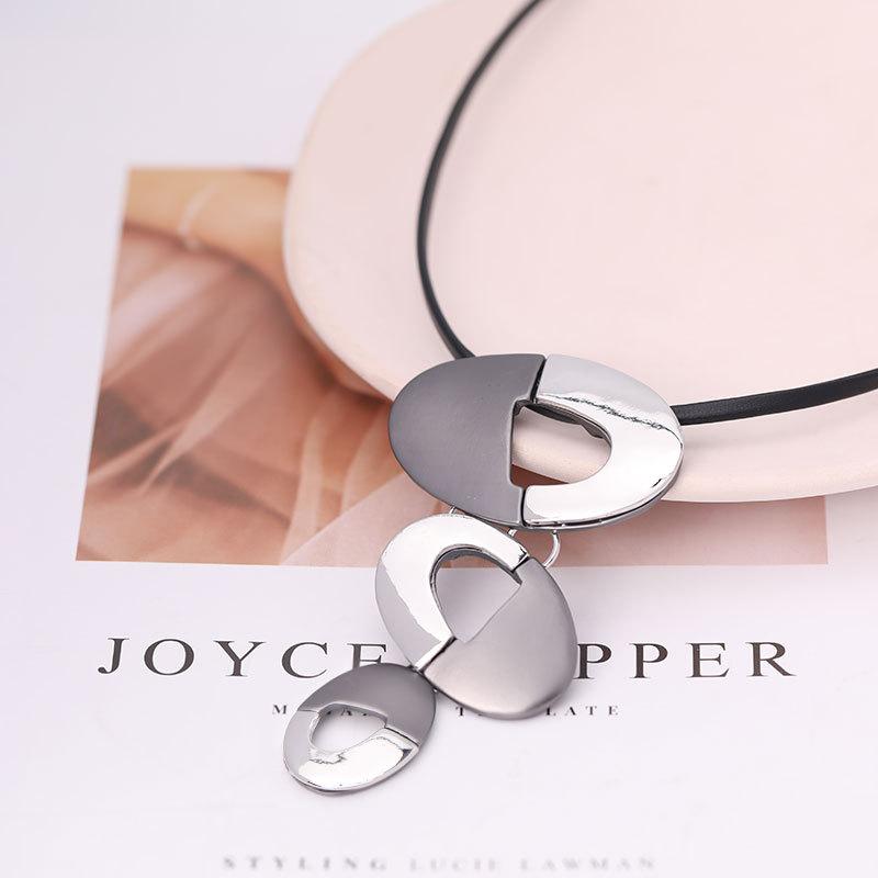 Hot Sale Women's Mid-length Necklace New Metal Contrast Fashion Versatile Geometric Necklace