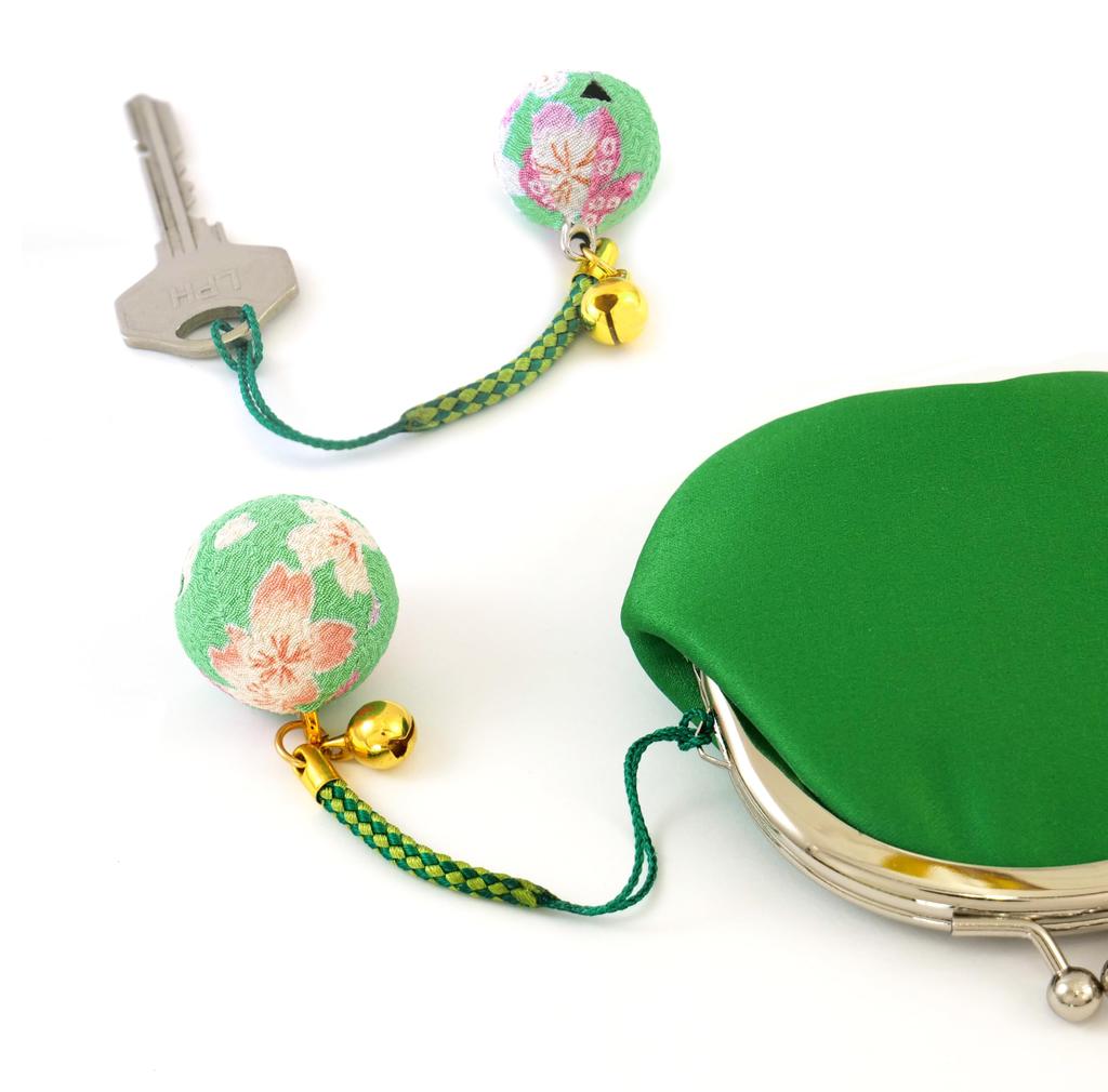 [Zune] Kwiatowe Dzwoneczki Chirimen (Zestaw 2) Japońskie breloczki Netsuke z tkaniny Chirimen: Duży dzwon (Średnica 25 mm) & Mały Dzwonek (Średnica 20mm) (Mennica)