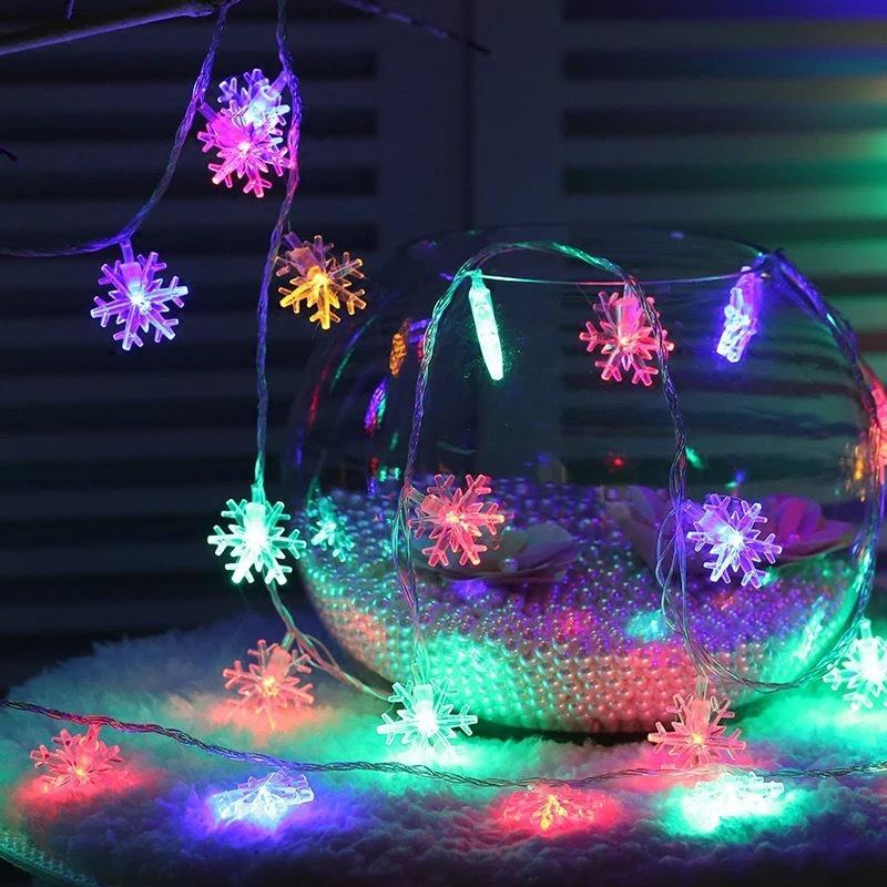Solar-Powered LED Snowflake String Lights: Christmas Tree & Room Decorations