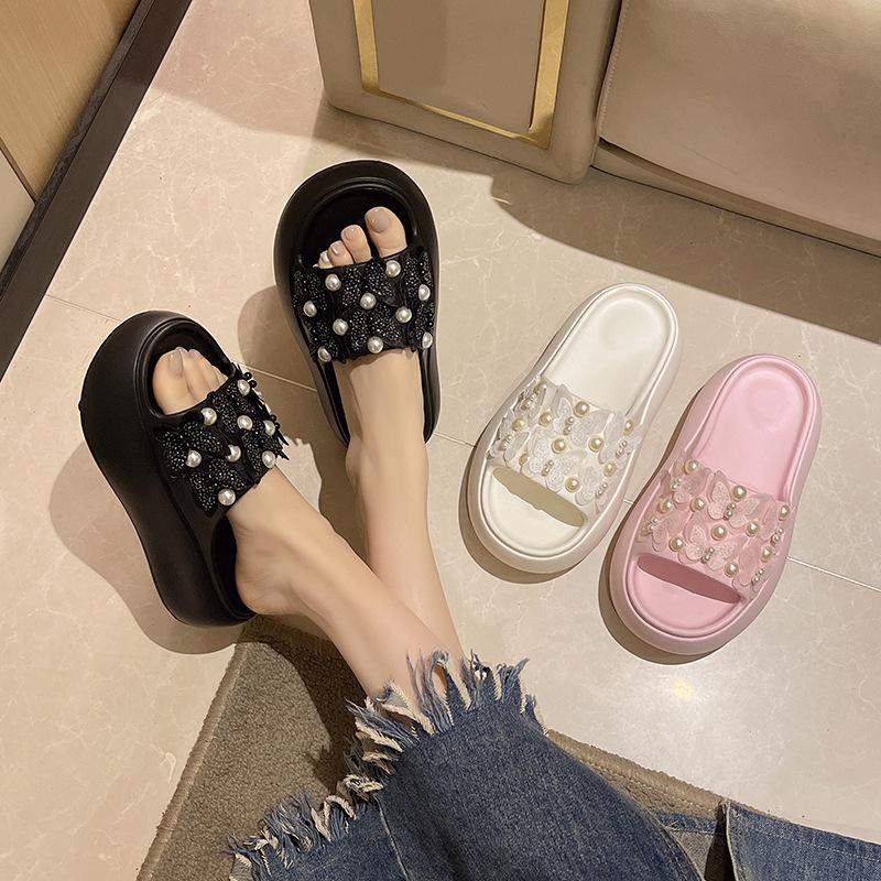 Pearl muffin thick-soled slippers for women's summer wear 2025 new versatile one-word seaside vacation beach cool slippers
