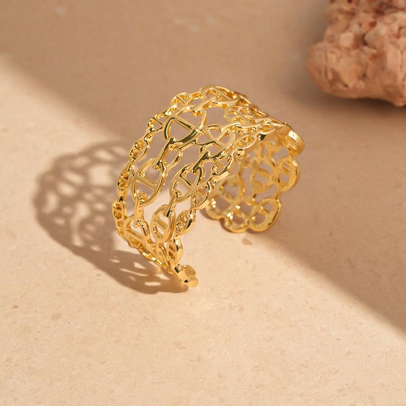 European & American Pleated Metal Bangle: Elegant Cold-Style Bracelet with High-End Luxury Design