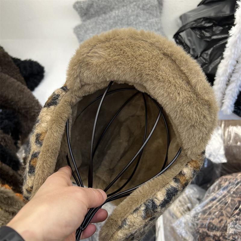 

Leopard print lamb wool ear protection Lei Feng hat female autumn and winter double-sided wear velvet warm cold flying hat tide M（56-58cm） сірий колір