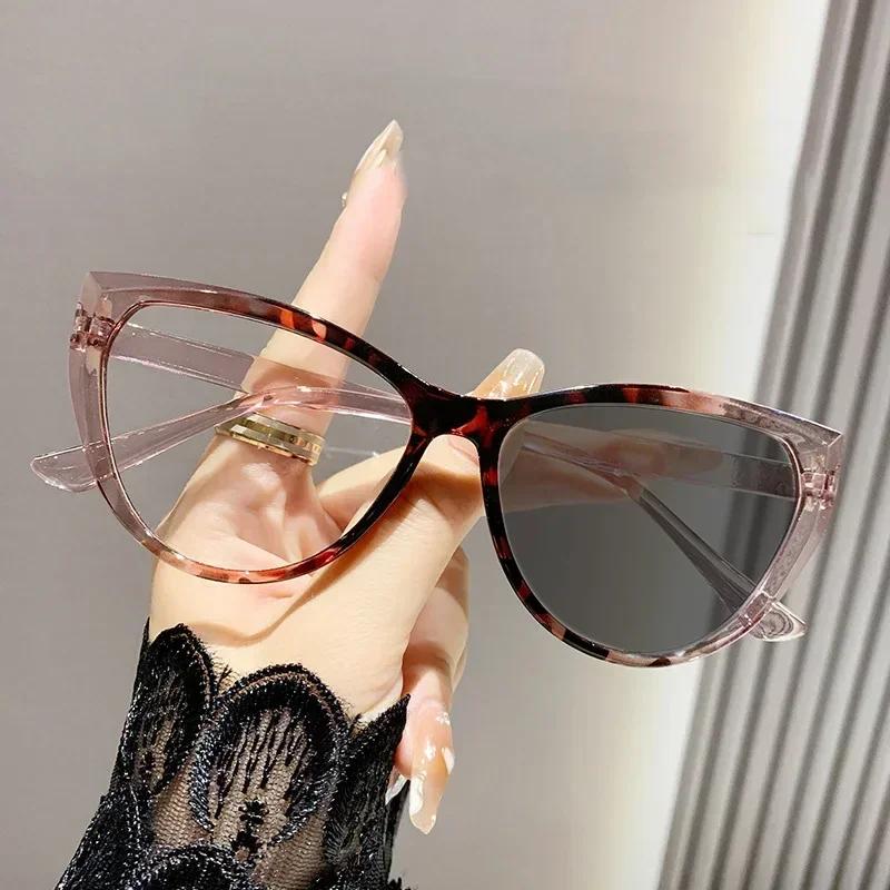Light Sensitive Color Changing Anti Blue Light Flat Lens Black and White Frame Cat Eye Myopic Glasses Neutral Myopia Spectacles