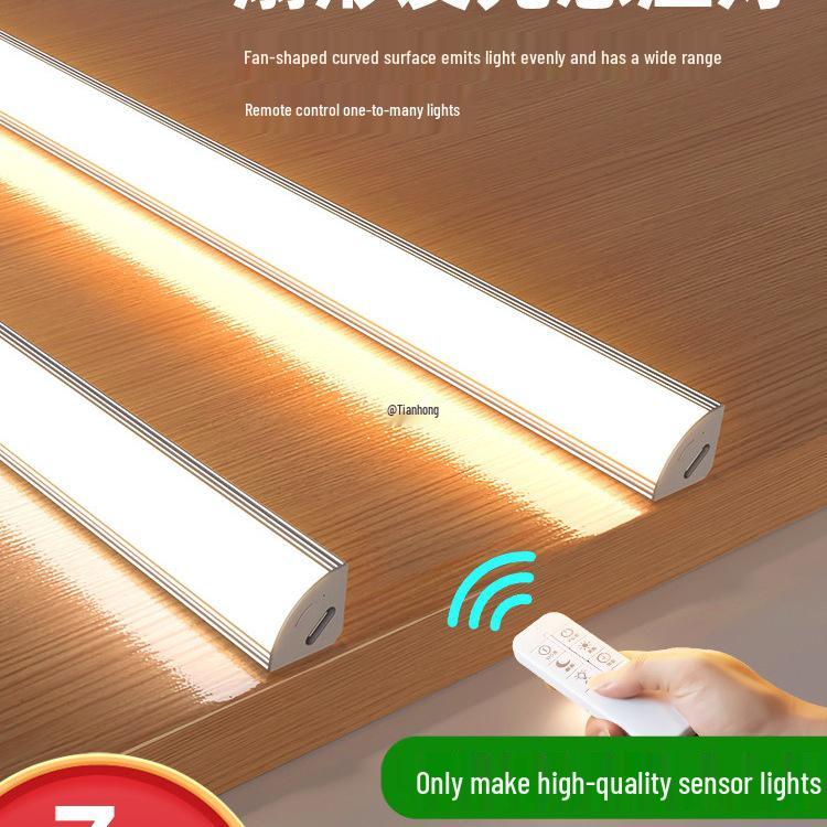 

Бездротова акумуляторна світлодіодна стрічка з датчиком і пультом дистанційного керування, самоклеюча для підсвічування шафи, гардеробу або вітрини. Remote Controller (Controls up to 40 strips)