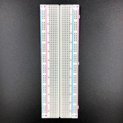 Lötfreies 830-Loch-Steckbrett für Elektronik-Experimente