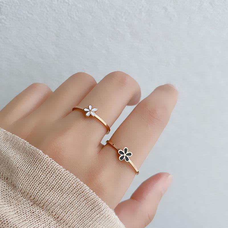 Korejský titanový ocelový prsten se sedmikráskou v černém a bílém provedení - minimalistický, elegantní design pro ženy, moderní styl pro ukazováček.