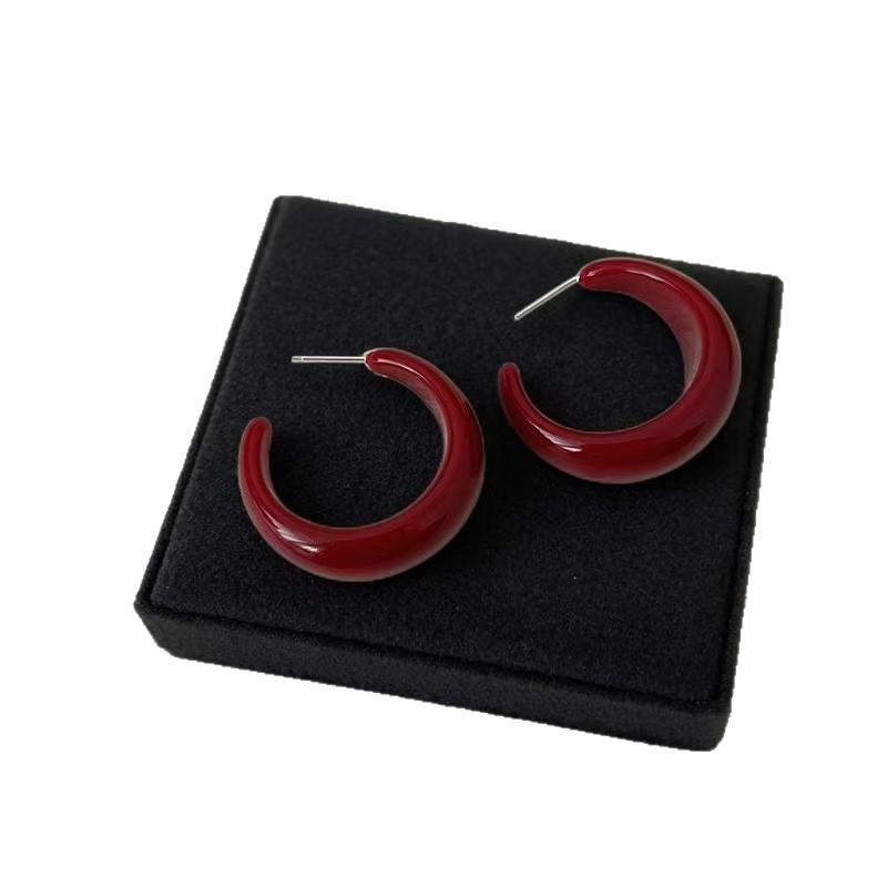 Retro Hong Kong C-Shaped Stud Earrings: Elegant, Fashionable, Exaggerated Jewelry for a Slimmer Face Look.