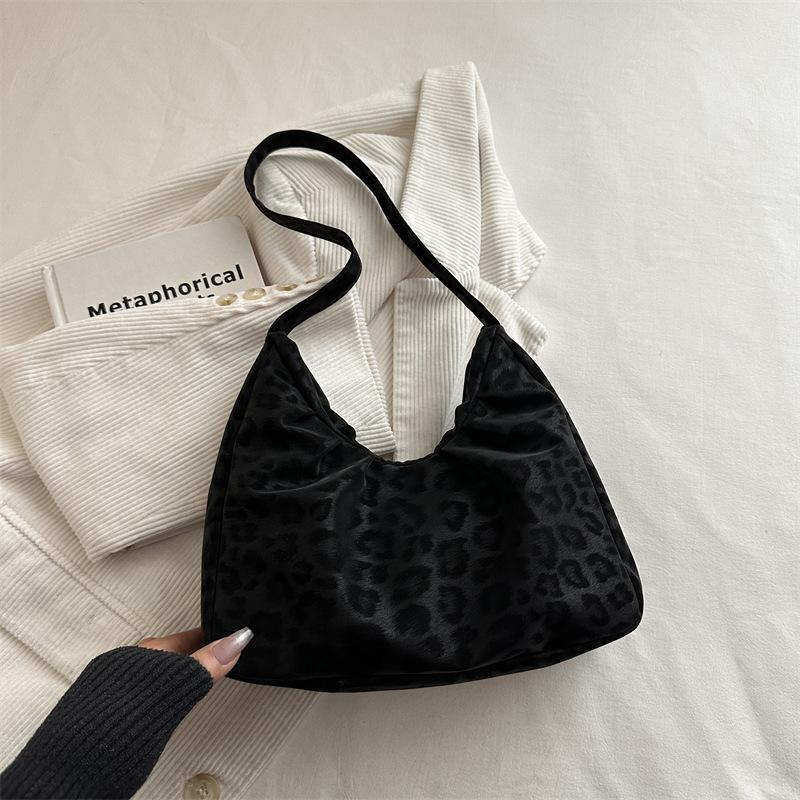 Women Solid Color Ruched Single Shoulder Retro Fashion Small Underarm Tote Bag