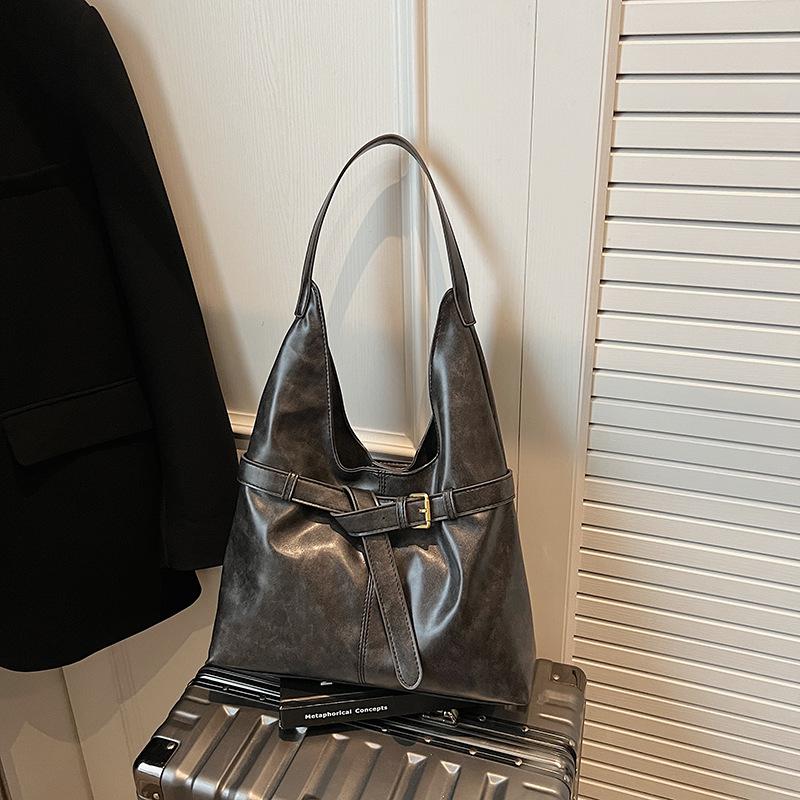 Retro bag women's large capacity 2025 new autumn and winter versatile simple shoulder bag popular commuter tote bag this year