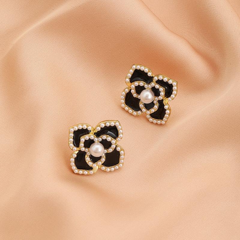 Boucles d'oreilles créatives à clous avec fleurs de camélia en émail perlé pour femmes, simples, mode, douces, personnalité, tempérament, bijoux minimalistes