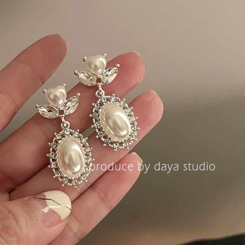Temperament Pearl Stud Earrings New Versatile Design Simple Flower Earrings Niche Earrings