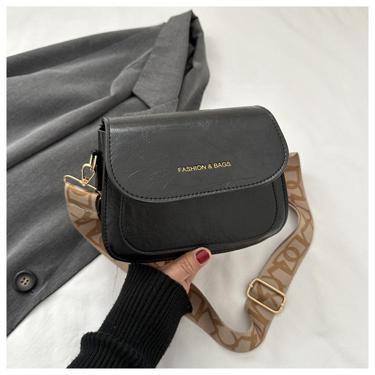 Düz renk basit gündelik retro 2025 sonbahar yeni moda trendi tek omuz çapraz askılı küçük kare kadın çantası