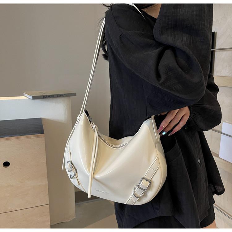 IELGY large-capacity commuter armpit bag, women's silver trendy fashion niche shoulder bag, textured versatile messenger bag