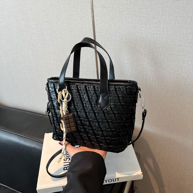 Niche Portable Bucket Bag Women's New Retro Casual Shoulder Bag Daily Commuter Messenger Bag