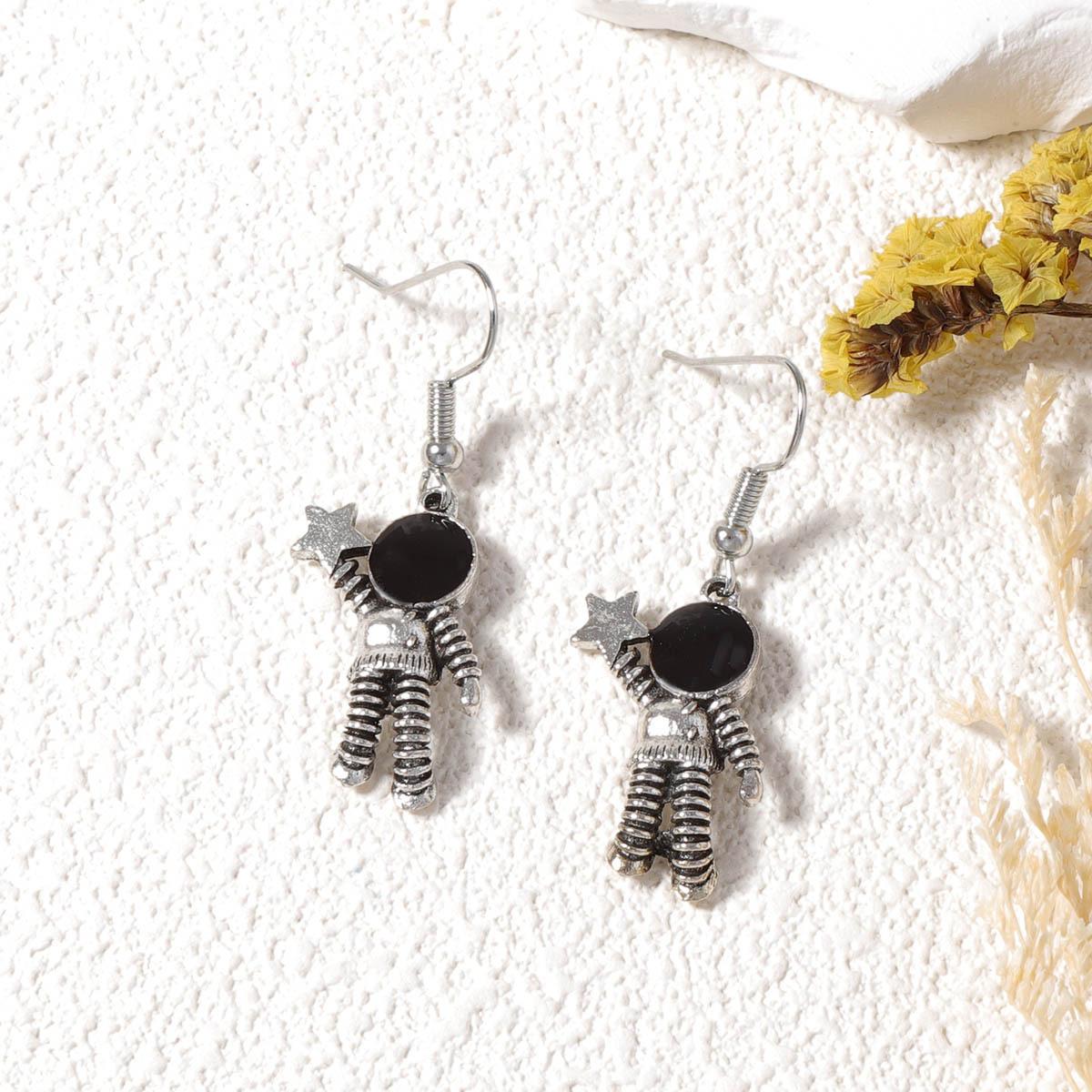 

Personalized retro trend, niche creative design sense alloy hand-raised astronaut astronaut women s ear hooks