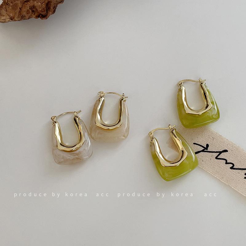 Korean retro geometric U-shaped resin ear buckle temperament simple earrings Mori Hong Kong style fashion fairy personalized earrings