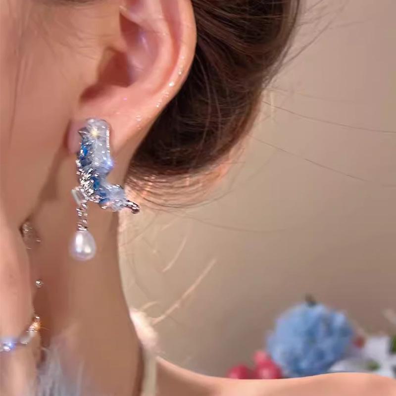 Ohrringe mit Farbverlauf, blauen Kristallen und Schmetterlingsdesign, mit S925er Silberstiften und Perlen - Elegantes Design für Frauen