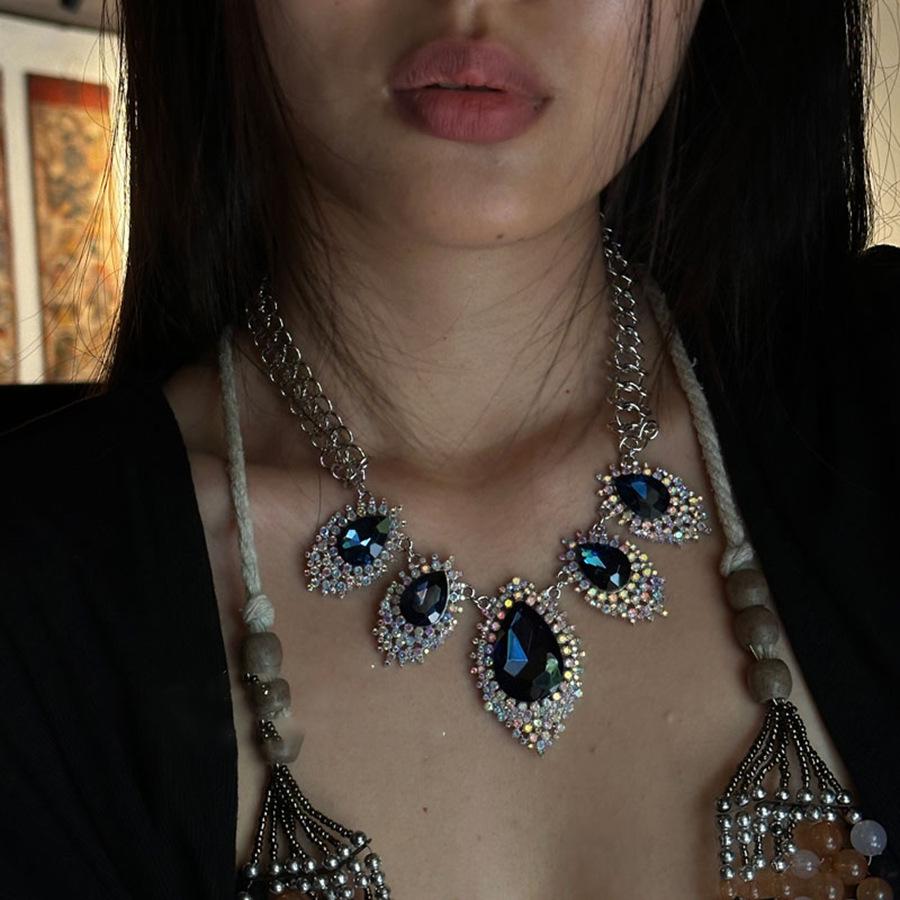 Retro Vintage Rhinestone Geometric Water Drop Necklace: Luxurious, High-End Clavicle Chain with Individualistic, Fashionable Design for Women