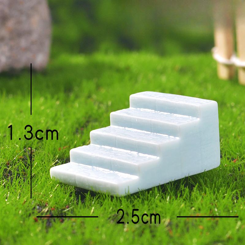 

Миниатюрные декоративные элементы имитируют каменную лестницу в старинном стиле, садовый бонсай и изделия ручной работы из смолы. Stone staircase