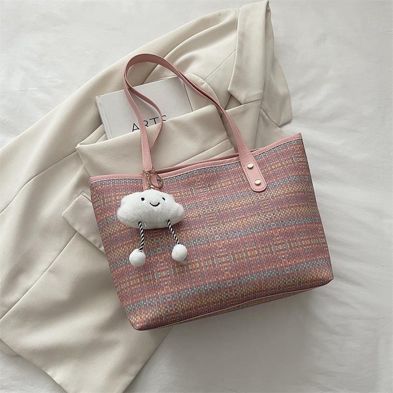 Fashionable and Stylish Color-matched Crossbody Bags Are Popular, Along with Tote Bag