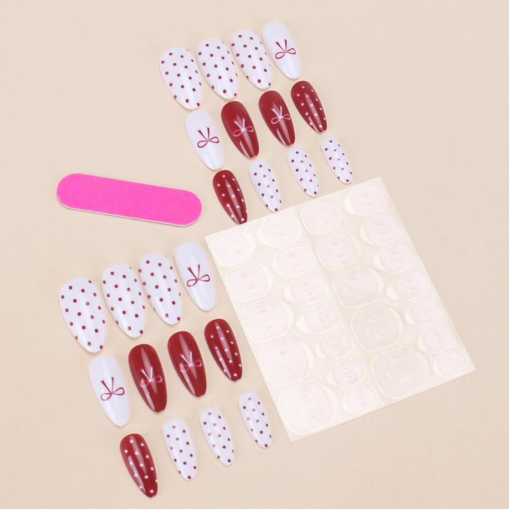 Červené puntíkované mašličky nositelné nehtové tipy - Pikantní dívčí manikúra