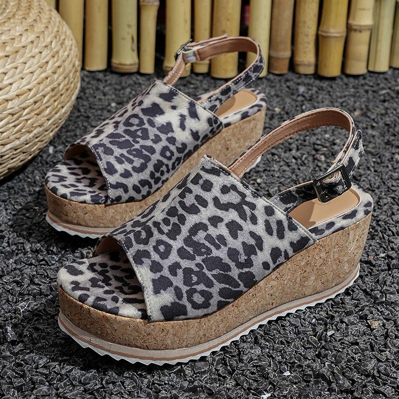 

Сандалии Fish mouth Pine женские летние 2025 года европейские и американские новые босоножки на платформе с леопардовым принтом и танкеткой, большие размеры женской обуви 36