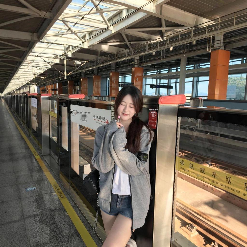 Einfarbiges Kapuzen-Sweatshirt mit Abzeichen - Island Tide Version