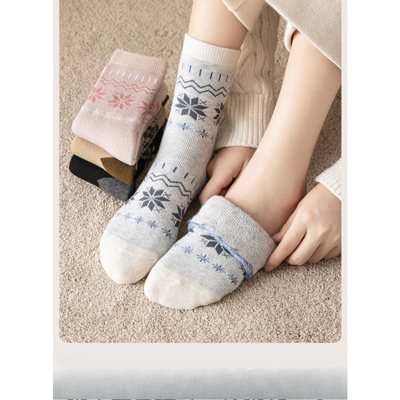 4 Pairs of Women's Winter Fleece and Thickened Loop Warm Mid Calf Socks