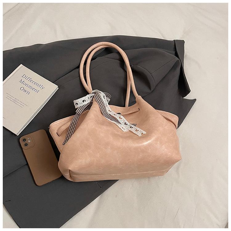 Large-capacity Commuter Underarm Bag, Simple, Fashionable and Versatile Texture, Premium Women's Shoulder Bag.
