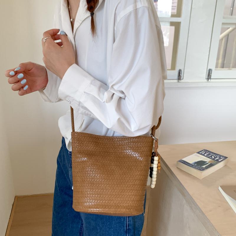Fashion woven bucket bag New summer bag Casual shoulder bucket bag Premium messenger women's bag