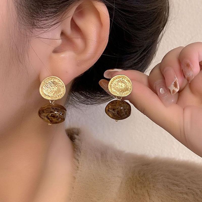 Boucles d'oreilles de luxe tendance 2024 accrocheuses pour femmes: Boucles d'oreilles à clous tendance et polyvalentes pour l'automne et l'hiver