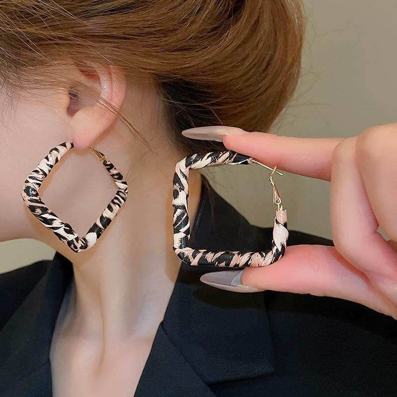 Silbernadel Harzleder Leopardenmuster Geometrisch Rund Blume Ohrringe Herbst und Winter Stecker Nische High-End Ohrringe Frauen